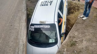 Un taxi terminó dentro de un canal de riego en el cruce del bulevar Ejército Mexicano y la carretera Gómez Palacio-Jiménez. (EL SIGLO DE TORREÓN)