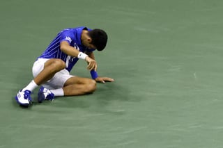 Novak Djokovic, uno de los mejores tenistas del mundo, ha sido descalificado del Abierto de Estados Unidos por dar un pelotazo involuntario a una jueza de línea en la cabeza. (Especial) 
