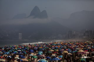 Las playas del litoral brasileño amanecieron repletas pese al refuerzo policial instalado para evitar aglomeraciones. (EFE) 