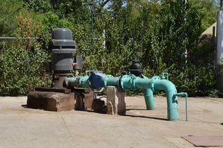 Nuevamente se registran problemas de abasto de agua potable en el sector oriente de Torreón, ahora por una falla en la bomba 56 ubicada en la colonia Arboledas. (ARCHIVO)