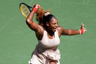 Celebra Serena Williams luego de vencer 6-3, 6-7, 6-3 a Maria Sakkari. (EFE)
