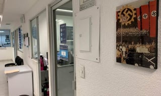 El pasado fin de semana una mujer colgó en la red social Twitter una foto de las instalaciones de un concesionario de VW en la alcaldía de Coyoacán en Ciudad de México en la que se ve en la pared una foto del inicio de la fábrica en Wolfsburg, donde se encuentra actualmente la sede central de la compañía, en 1938 en la que aparecen Adolf Hitler y muchas cruces gamadas.
(TWITTER)