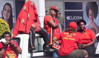 Una campaña publicitaria difundida por el grupo de perfumerías sudafricanas Clicks en la que se denigra el pelo afro, característico de la población negra, ha generado indignación y ha derivado en dos días de protestas ante las tiendas de la cadena en todo el país. (EFE) 