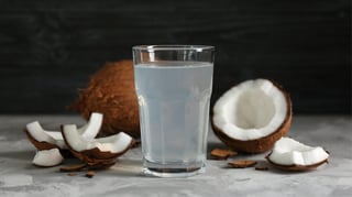 De acuerdo con el Instituto Mexicano del Seguro Social (IMSS), el agua de coco es una bebida con muchas propiedades benéficas para el cuerpo humano, por lo que se recomienda su consumo frecuente para personas de todas las edades. (Especial) 
