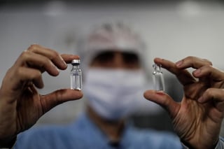 Una prometedora vacuna sintética contra la COVID-19 desarrollada por la farmacéutica Covaxx será probada en cerca de 3,000 voluntarios en Brasil, anunció este miércoles la empresa de medicina diagnóstica brasileña Dasa, que será responsable por gestionar las pruebas en el país. (ARCHIVO) 