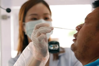 China aprobó ensayos para una vacuna contra el COVID-19, la primera que será vía nasal y con un formato en aerosol. (ARCHIVO)