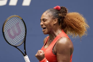 Serena Williams caminó por la cornisa, abajo un set y quiebre ante la búlgara Tsvetana Pironkova. Pero reaccionó para saldar una victoria 4-6, 6-3, 6-2 en el estadio Arthur Ashe. (EFE)