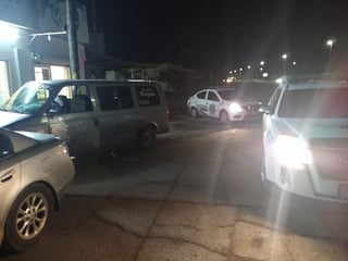 El accidente vial ocurrió cerca de las 6:30 de la mañana de este miércoles sobre el bulevar Ejército Mexicano, a la altura de la avenida Morelos de dicho sector habitacional. (EL SIGLO DE TORREÓN)

