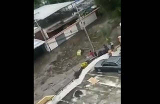 Las fuertes lluvias que han caído en el céntrico estado venezolano de Aragua provocaron el desbordamiento de un río y un alud que arrasó a su paso cerca de un centenar de casas en el municipio El Limón, sin que hasta el momento se hayan confirmado muertos, informaron este miércoles fuentes oficiales. (ESPECIAL)