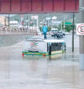 Nueve personas que viajaban en una ruta urbana y otras dos que se trasladaban en un taxi, fueron rescatadas por elementos de Bomberos y Policía Municipal, esto luego de que se quedarán varadas en medio de una vialidad inundada por las lluvias registradas ayer en Saltillo. (EL SIGLO DE TORREÓN)