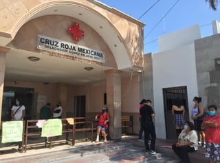 Paramédicos de la Cruz Roja arribaron al lugar para revisar al paciente y confirmaron que ya no contaba con signos vitales. (EL SIGLO DE TORREÓN)