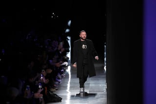 Kim Jones asumiría el puesto del fallecido Karl Lagerfeld como director creativo de las colecciones de alta costura para mujer. (AP)