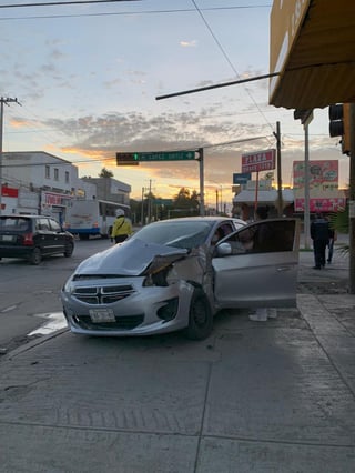 El vehículo responsable del accidente, un Dodge Attitude de color gris modelo 2017, quedó totalmente destrozado del frente. (EL SIGLO DE TORREÓN)
