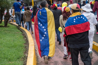A los acusados se les decomisaron formularios de pruebas COVID-19 expedidos por centros de salud pública de Venezuela. (ARCHIVO) 