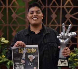 Contento. El lagunero, Fernando Sujo, muestra orgulloso el trofeo que ganó el pasado 31 de agosto en La Voz Azteca.