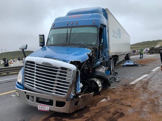 Tras el accidente dos personas que viajaban en el camión resultaron lesionadas, por lo que fueron trasladados a un hospital por paramédicos de Bomberos, así como de una ambulancia particular.