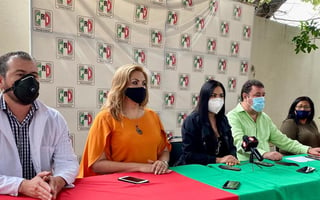 La jornada inició a las 10:00 de la mañana en las instalaciones del Comité Directivo Municipal de Gómez Palacio, con un espacio de 15 minutos entre cada paciente además de cubrir los protocolos de sanidad y sana distancia, al fin de salvaguardar la salud de los asistentes.
(ARCHIVO)