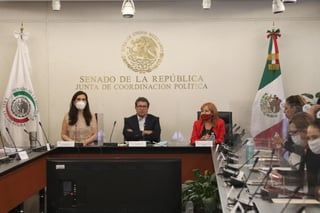 Por el estacionamiento y a escondidas, la presidenta de la Comisión Nacional de Derechos Humanos, Rosario Piedra Ibarra, dejó la sede del Senado donde los legisladores de oposición le demandaron su renuncia. (EL UNIVERSAL)