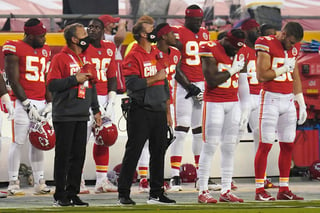Los jugadores de Houston, que visita a Kansas City en el arranque de la temporada en la NFL, no salieron a la ceremonia del Himno nacional, como una forma de protesta ante las brutalidades policiacas en el país norteamericano. (ARCHIVO)
