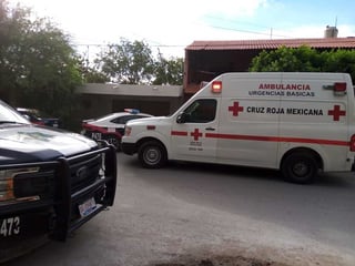 Paramédicos de Cruz Roja y patrulleros de la Policía Municipal se trasladaron al domicilio. (EL SIGLO DE TORREÓN)