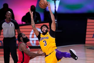 Anthony Davis dominó a placer en la pintura para los Lakers. (AP)