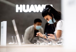 En pocos años Huawei se convirtió en el mayor fabricante de teléfonos inteligentes del mundo. Sin embargo, acusada de ser un riesgo para la seguridad nacional, la compañía china está enfrentando cada vez más problemas por obtener piezas clave para sus teléfonos, además de software. (ARCHIVO) 
