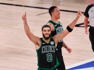 Jayson Tatum anotó 29 puntos y bajó 12 rebotes, en la victoria de los Celtics 92-87 sobre los Raptors de Toronto. (AP)