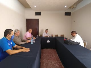 En la reunión celebrada hace unos días entre integrantes de la Cámara Nacional de Comercio (Canaco) y personal de la Comisión Federal de Electricidad, se establecieron compromisos para corregir las deficiencias que durante años se presentan en el municipio de San Pedro. (ARCHIVO)