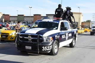 Agentes de la policía municipal aseguraron a tres hombres en Torreón, quienes manejaban unidades con reporte de robo vigente, por lo que quedaron a disposición del ministerio público. (ARCHIVO)