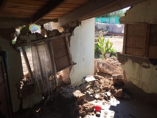 Una vivienda en el ejido La Luz resultó severamente afectada tras las precipitaciones acompañadas de viento y granizo. (EL SIGLO DE TORREÓN)
