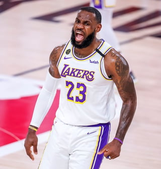 LeBron James anotó 29 puntos, bajó 11 rebotes y repartió 7 asistencias en la victoria de los Lakers 119-96 sobre los Rockets. (EFE)