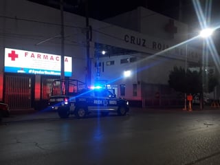 Uno de los hombres heridos fue auxiliado por paramédicos de la Cruz Roja de la ciudad de Torreón. (EL SIGLO DE TORREÓN)