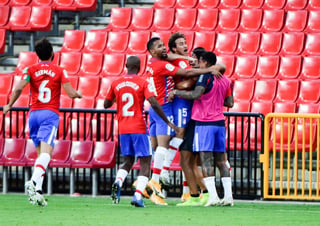 Jugadores del Granada celebran luego de anotar el segundo gol, en la victoria de su equipo 2-0 sobre Athletic de Bilbao. (EFE)