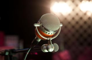 Cuando uno enciende la radio y escucha la voz detrás del micrófono se produce una conexión que ha sido calificada como mágica tanto por receptores como por emisores. (ARCHIVO)