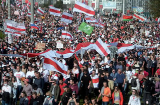 Decenas de miles de personas salieron hoy a protestar en Minsk en víspera de la importante reunión que mantendrán mañana, lunes, en la ciudad rusa de Sochi los presidentes de Bielorrusia, Alexandr Lukashenko, y de Rusia, Vladímir Putin. (ARCHIVO) 
