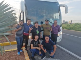 Equipo. Tras dejar San Pedro, Julio Preciado y su banda se tomaron una foto en la carretera, al dirigirse a Mazatlán.