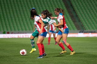 Los encuentros entre el Santos Femenil y las Chivas Rayadas en el Estadio Corona, siempre resultan espectaculares. s. (Foto Jorge Martínez Mauricio)