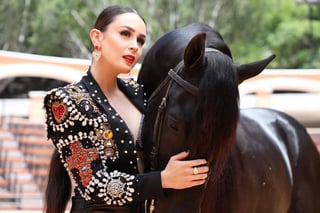 Contenta. Vivian Baeza grabó el video del tema Corazón partío junto a su caballo de nombre Zapata.