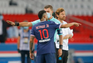 Neymar, que fue expulsado, le reclama al cuarto árbitro del partido. (AP)