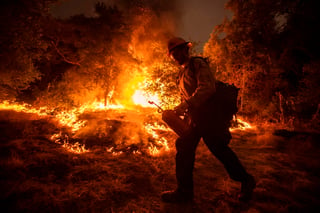 El candidato presidencial demócrata, Joe Biden, llamó este lunes al presidente de Estados Unidos, Donald Trump, 'pirómano climático' por sus políticas medioambientales, en medio de la ola de incendios que arrasa el oeste del país. (ARCHIVO) 
