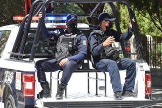 Agentes de la Policía Municipal de Torreón, aseguraron a dos hombres probables responsable del delito de robo a comercio. (ARCHIVO)