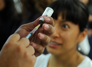 Las autoridades de salud mexicanas pidieron el lunes a la población que no olvide vacunarse contra el sarampión, ya que en el actual brote de esta enfermedad en el país hay 196 personas contagiadas, el 80% de ellas sin vacunar. (ARCHIVO)