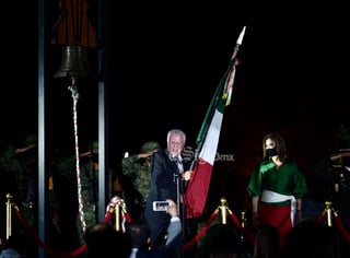 El alcalde panista de Torreón, Jorge Zermeño Infante, llevó a cabo la ceremonia del Grito de Independencia en la explanada de los Niños Héroes en la Plaza de la Tortuga. (ERICK SOTOMAYOR)