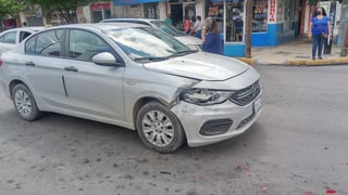 Un percance vial se suscitó en pleno centro de Gómez Palacio entre un vehículo particular y un taxista. (EL SIGLO DE TORREÓN)