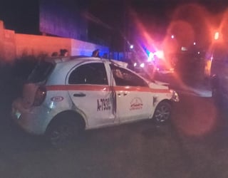 Un taxista sufrió una volcadura en el Libramiento Periférico en la parte del municipio de Lerdo; solo presentó lesiones. (EL SIGLO DE TORREÓN)