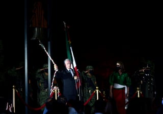 En la imagen se observa al presidente municipal de Torreón, Jorge Zermeño Infante, tocando la campana de Dolores, recordando una de las acciones que dieron inicio a la Independencia de México. (ÉRICK SOTOMAYOR)