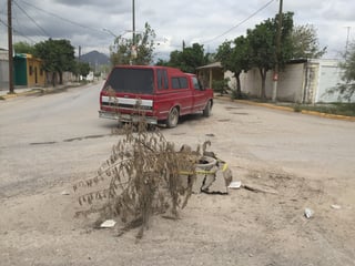 Así es como los vecinos de la colonia San Isidro 'reparan' los daños olvidados por el Sapal, así como por la misma autoridad municipal de Lerdo. (EL SIGLO DE TORREÓN)