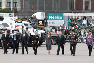 El presidente Andrés Manuel López Obrador encabezó el desfile, el cual solo se realizó en el Zócalo y con solo una pequeña representación de las Fuerzas Armadas como medida de sana distancia por la pandemia del COVID-19. (EL UNIVERSAL)