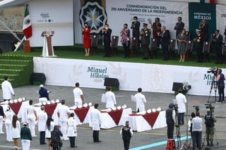 El presidente Andrés Manuel López Obrador entregó la presea 'Miguel Hidalgo' a 58 profesionales de la salud, entre médicos y enfermeras, por su destacada actuación en atender la emergencia sanitaria del COVID-19.  (Especial)