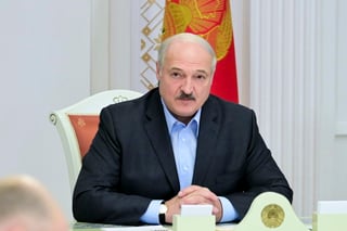 El presidente de Bielorrusia, Alexander Lukashenko, intentó desacreditar el miércoles a los manifestantes que exigen su renuncia por sexta semana consecutiva después de una controversial elección, y acusó a Estados Unidos de fomentar el descontento. (EFE)